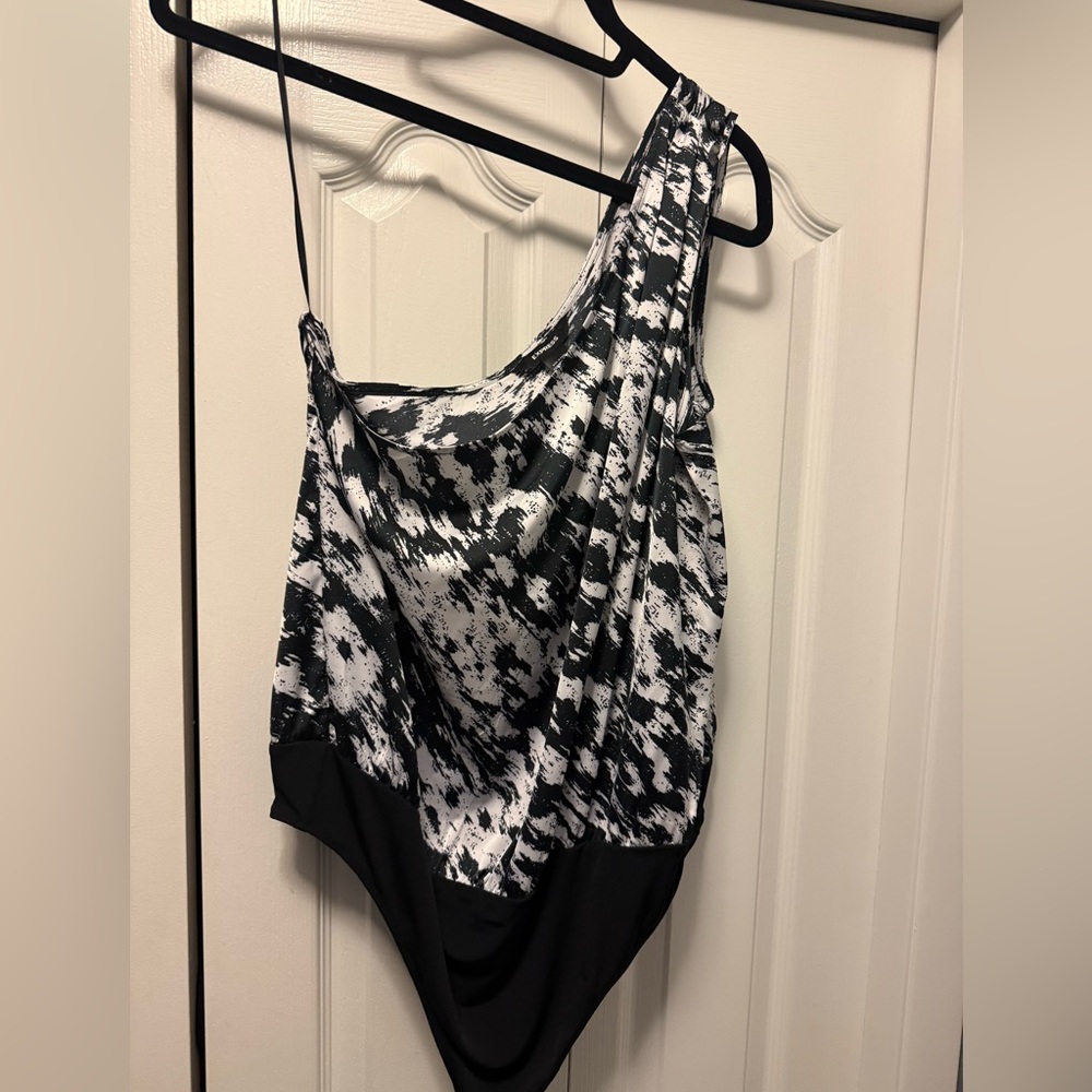Express black and white Abstract One-Shoulder bodysuit